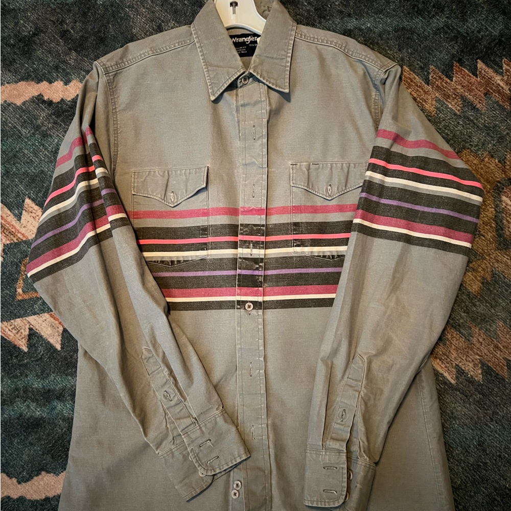 Wrangler Solid Light Gray Button-Up Shirt - image 1